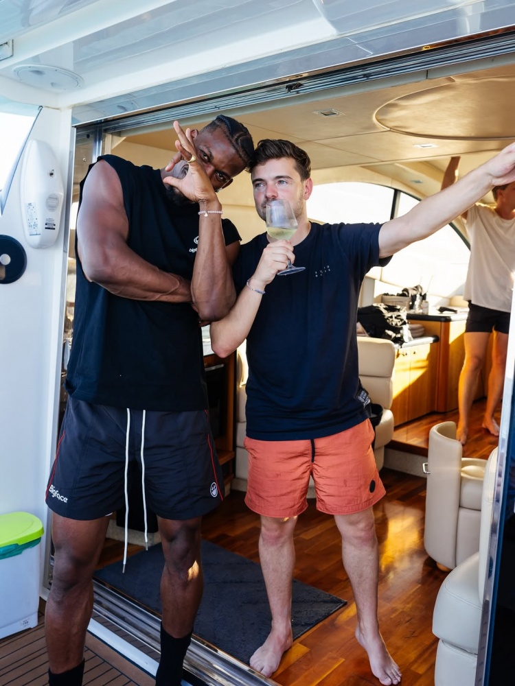 巴特勒社媒更新近期动态 一边度假一边训练两不耽误