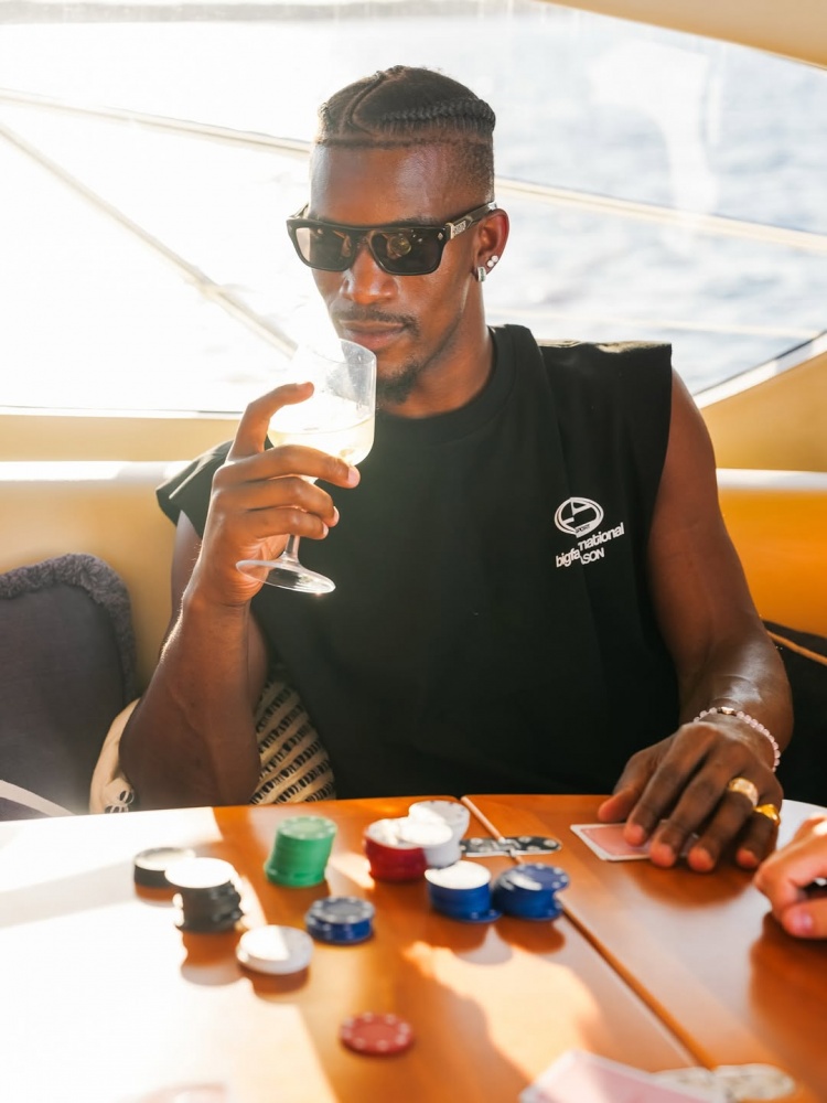 巴特勒社媒更新近期动态 一边度假一边训练两不耽误